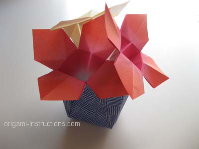 completed-origami-day-lily-in-vase