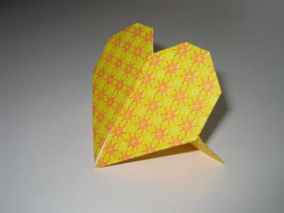 completed-origami-heart-with-stand