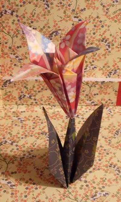 Origami Lily at origami-instructions.com