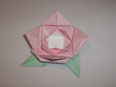 origami-rose-with-leaf