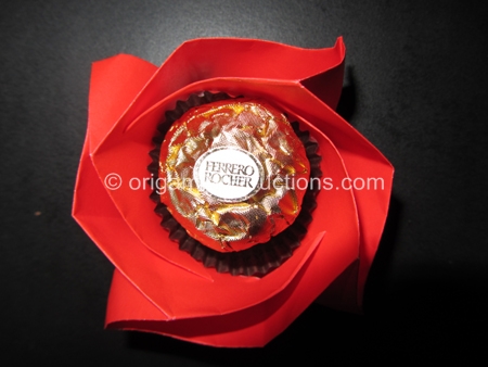 origami-rose-bowl-with-ferrero-rocher