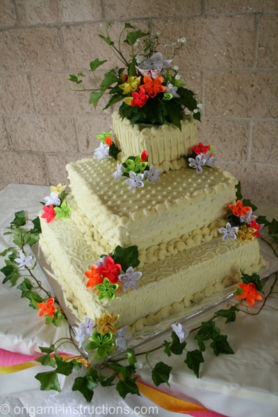 origami-kusudama-flower-on-wedding-cake